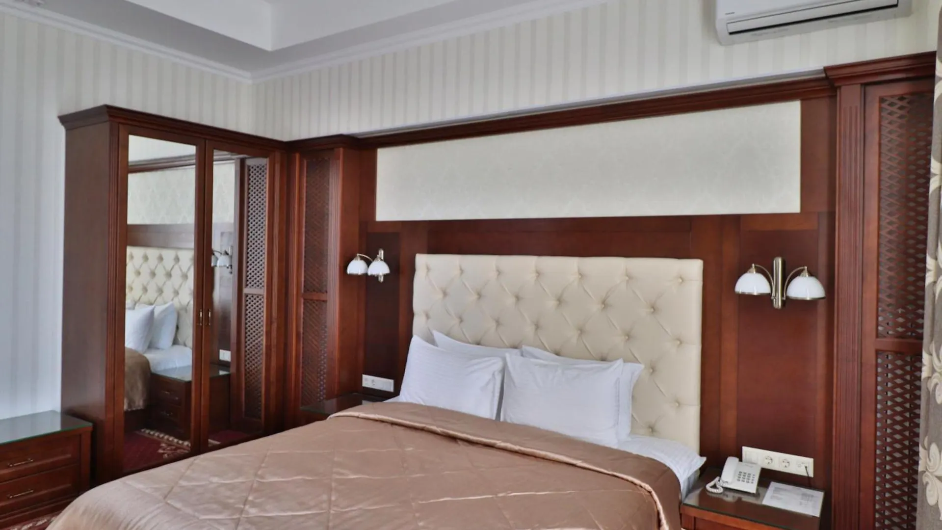 Ukraine Hotel Kyiv 4*,  Ukraine