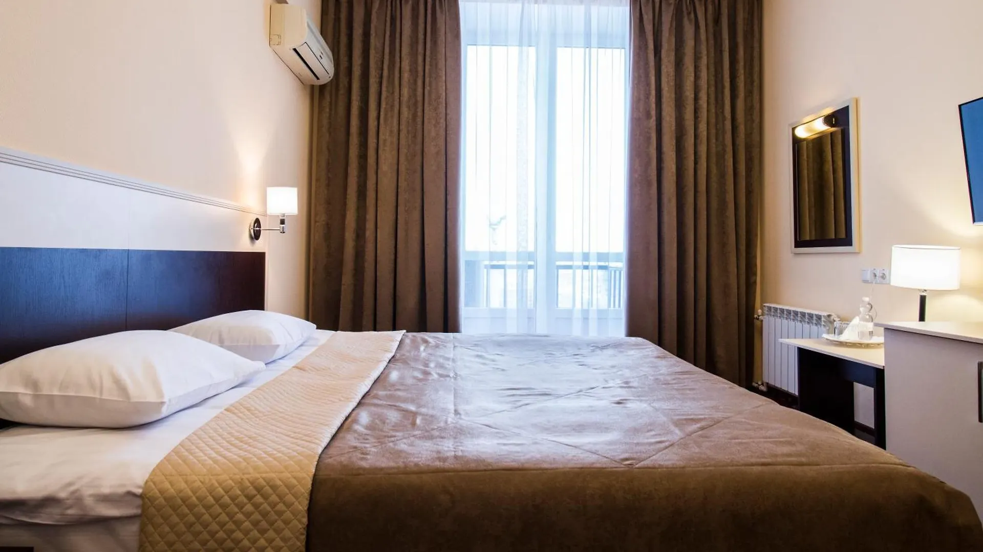 Ukraine Hotel Kyiv 4*,  Ukraine